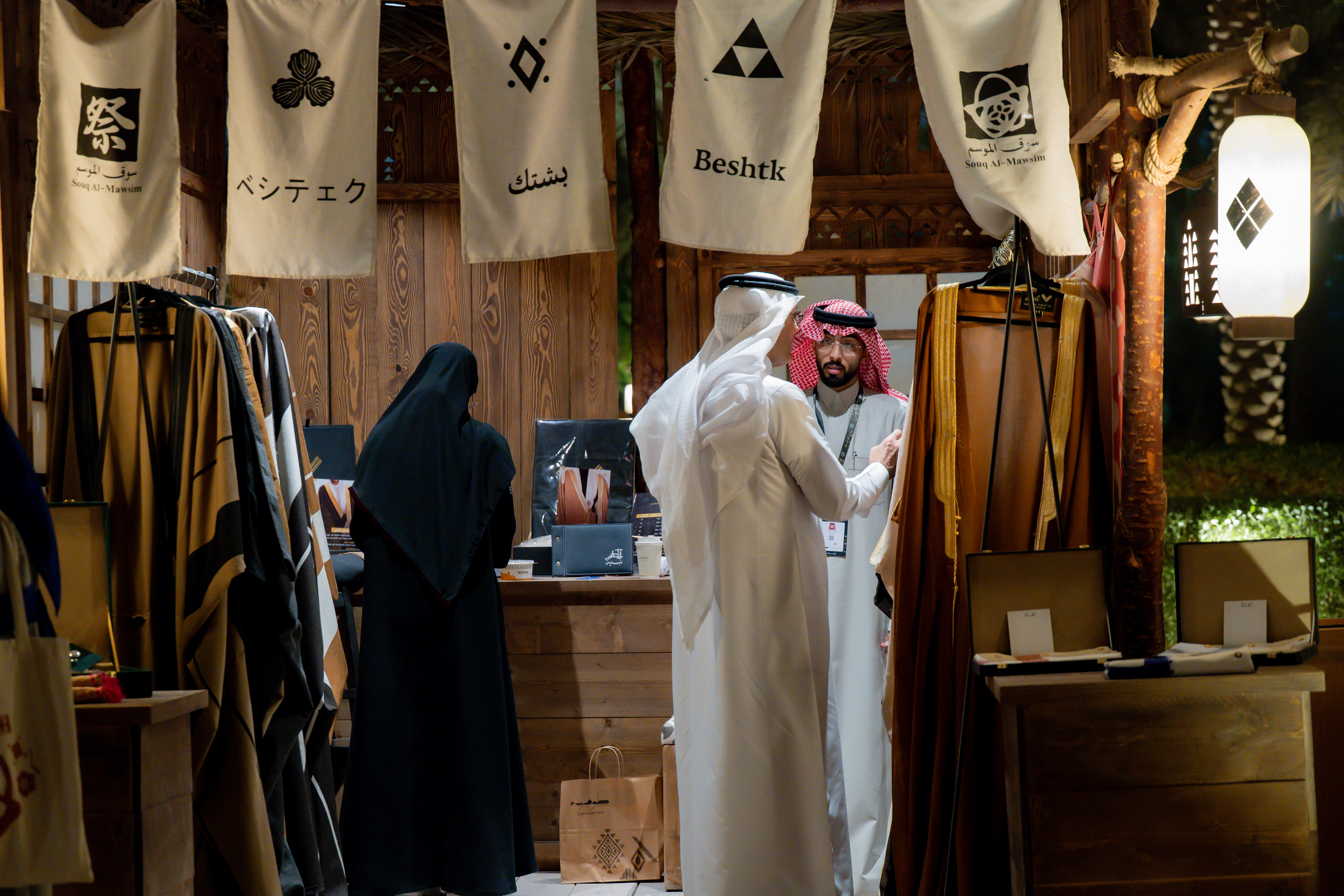 الحراك الثقافي في سوق الموسم يؤكد عمق التراثين السعودي والياباني